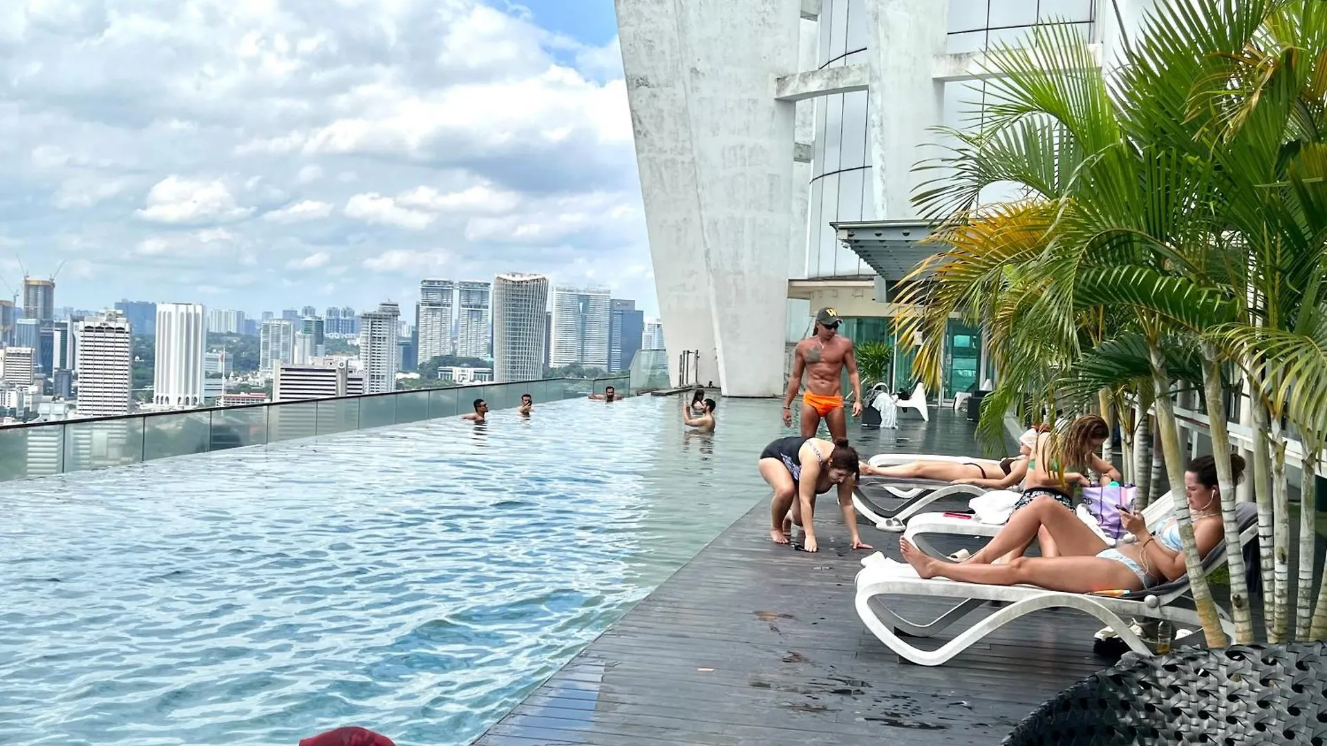 Regalia Sky Pool Klcc By Pasira Home Kuala Lumpur Apartman