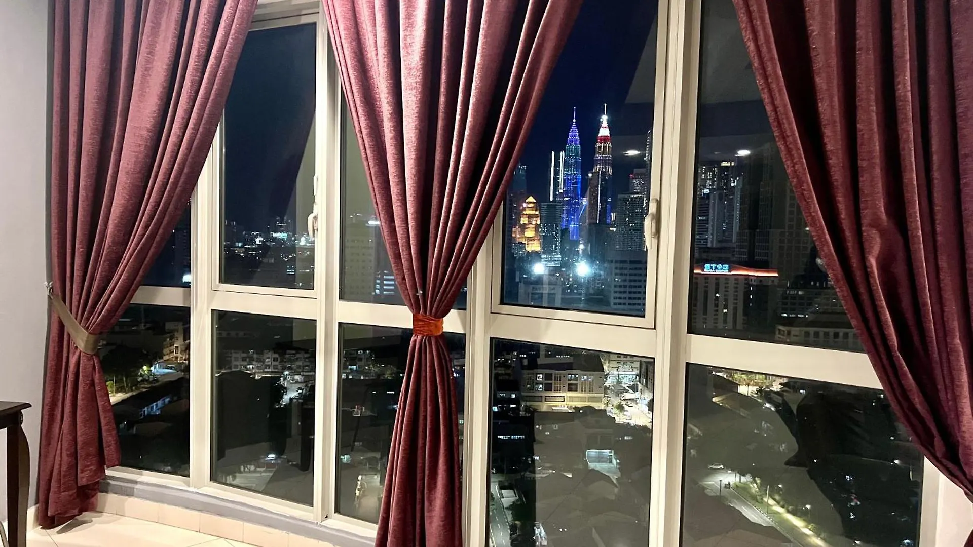 Regalia Sky Pool Klcc By Pasira Home Kuala Lumpur